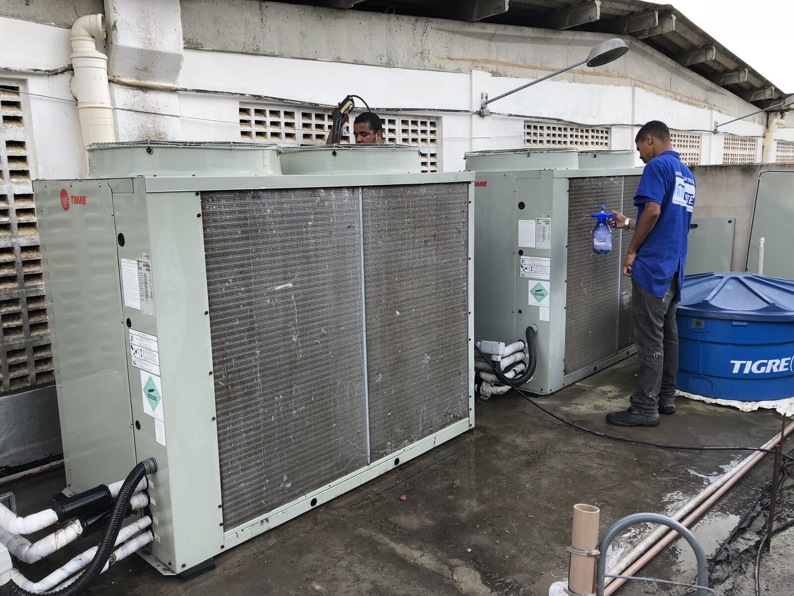 Limpeza de serpentinas em condensadoras Trane
